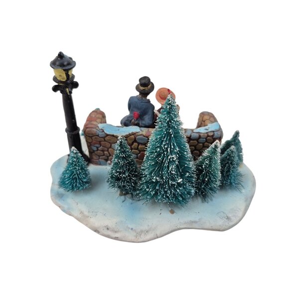 Holiday Time Christmas Village Couple On Bench With Lamp Post Scene Boxed Resin - Picture 6 of 10
